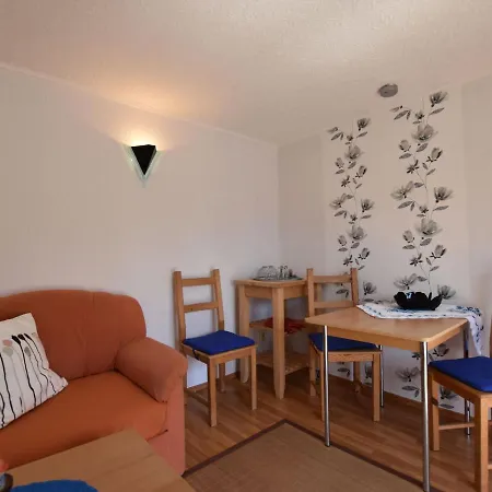 Апартаменты Plush With Garden In *