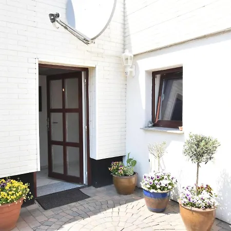 Plush With Garden In Апартаменты Bastorf