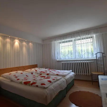 Plush With Garden In Апартаменты